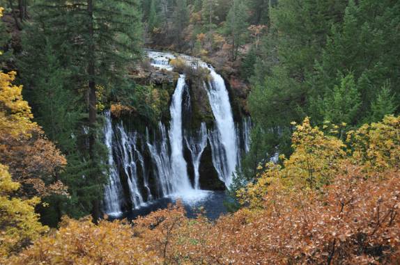 Bela cachoeira no caminho entre o Mount Shasta e o Mount Lassen, ena Califórnia, nos Estados Unidos